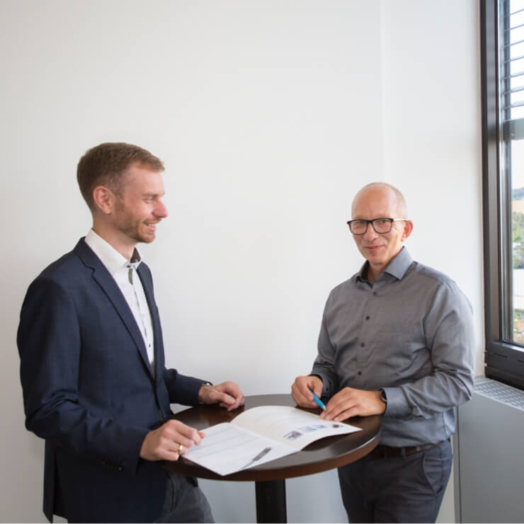 CEO Christian Raith im Gespräch mit einem Mitarbeiter