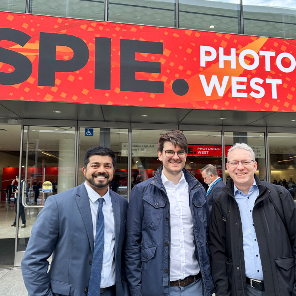 IMM Photonics Mitarbeiter vor Messeeingang SPIE