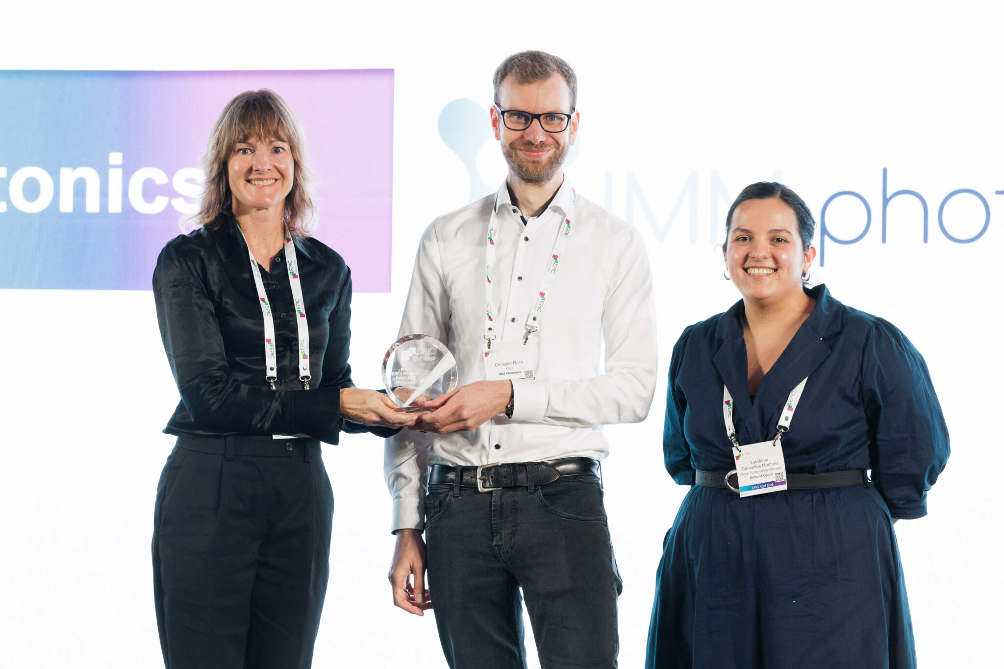 IMM Photonics Epic Award Verleihung CEO Christian Raith bei Übergabe des Awards