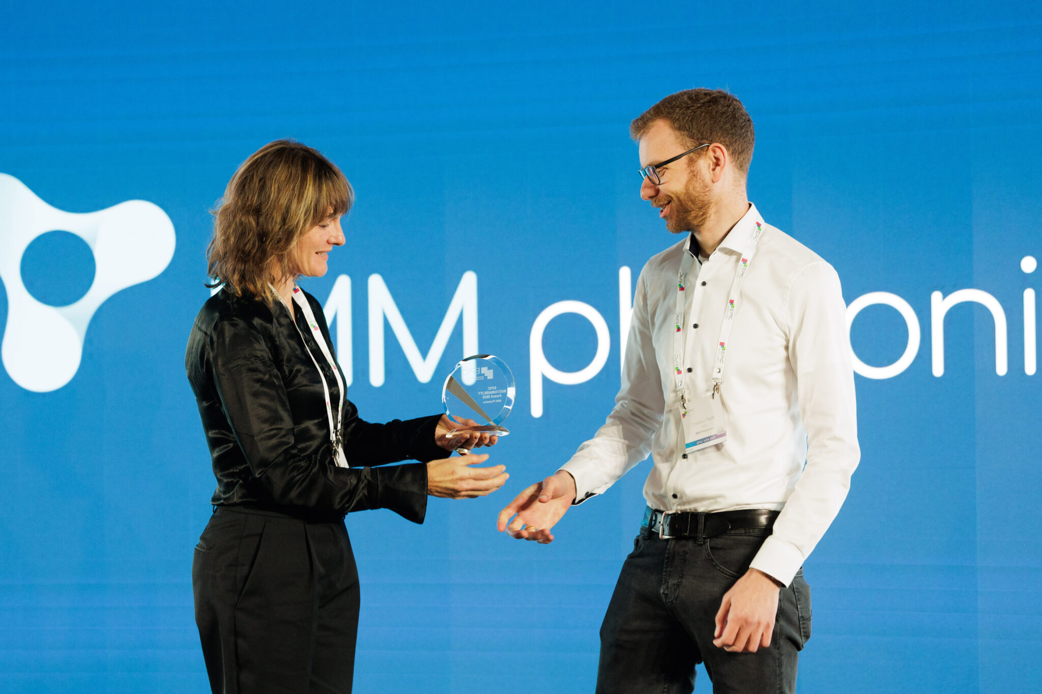 IMM Photonics Epic Award Verleihung CEO Christian Raith bei Übergabe des Awards